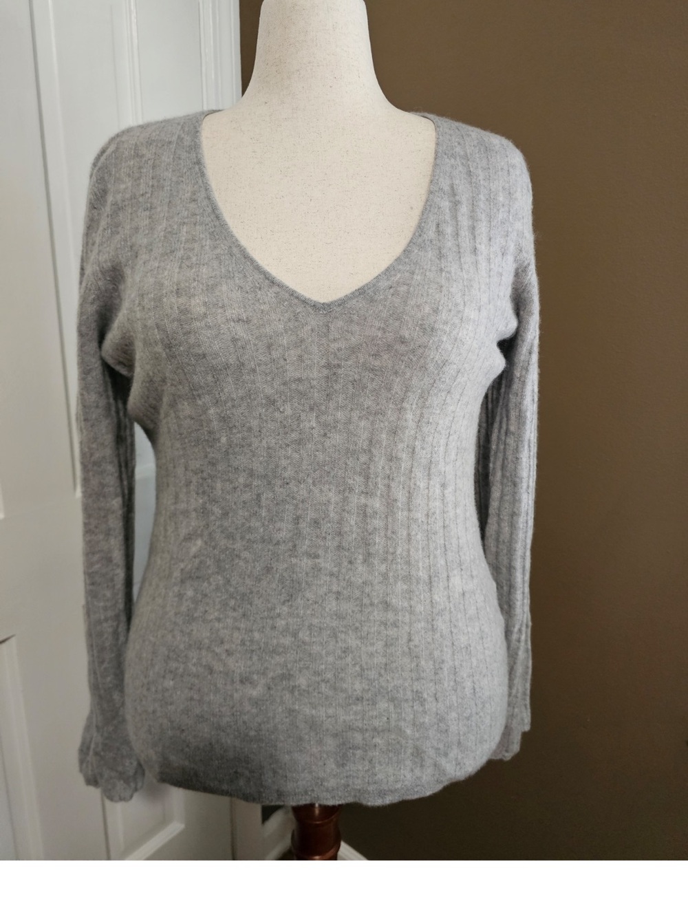 NAADAM Women's Light Gray cashmere V-Neck Ribbed Sweater